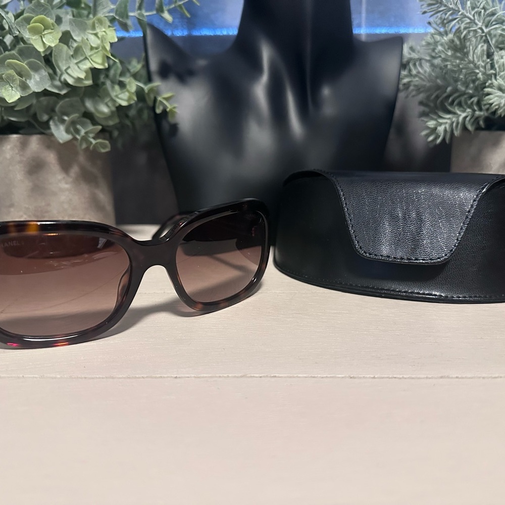 Chanel Women's Sunglasses with Leather CC Bows     !EUC!